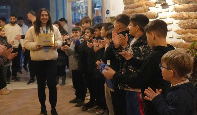 Dünya şampiyonu Asuman Çığlıoğlu'na memleketinde coşkulu karşılama