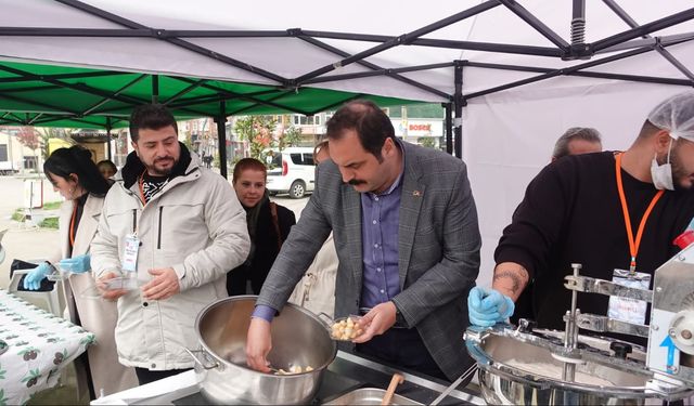 Kozlu Belediye Başkanı Regaip Kandili'nde Halka Lokma ikram Etti...