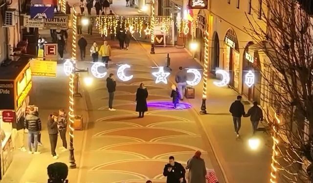 Komşuda Cadde Ve Sokaklar Işıl Işıl!