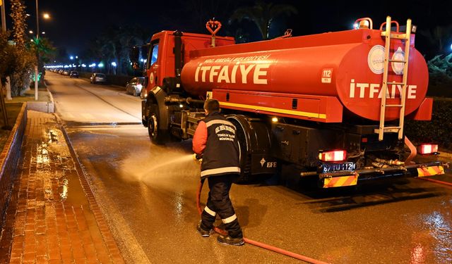 Ereğli Belediyesi Her Gece Yollarda Çamur Temizliyor