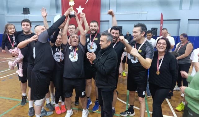 Kilimli’de Kaymakamlık Voleybol Turnuvası Tamamlandı: Şampiyon Muhtarlar Oldu