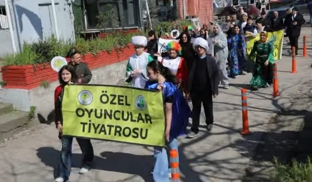 Kilimli’de Bir İlk: Tiyatro İçin Yürüdüler, Sanatla Buluştular
