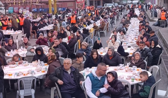 Kilimli Belediyesi 3000 kişiye iftar verdi. Muhteşem Açık Hava İftarı