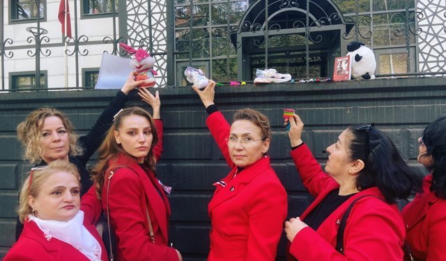 23 Nisan’da Çocukların Sesi Oldular... Oyuncak, Kalem Ve Ayakkabı Taşıdılar