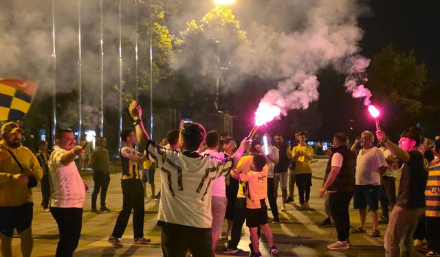Düzce’de Fenerbahçe Başkanı Aziz Yıldırım sevinci! Havai fişek gösterisi yapıldı!