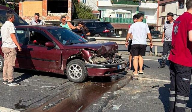 Ereğli'de Yayalara yol veren kamyona otomobil çarptı!
