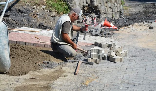 Kilit Parkeler Döşeniyor!