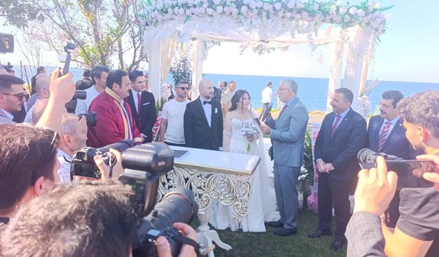 Bakan Işıkhan Genç Çiftin Evlilik Cüzdanını 3 Çocuk Temennisiyle Verdi