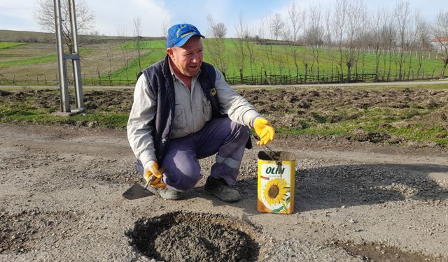 Yolları köstebek yuvasına dönen mahalleli çözümü kendi buldu