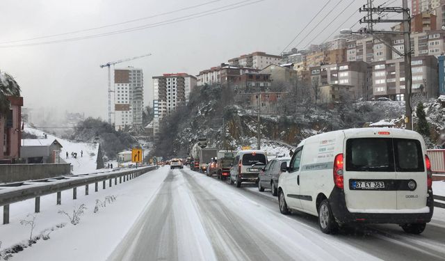 Zonguldak-Kozlu yolunda kar kuyruğu...