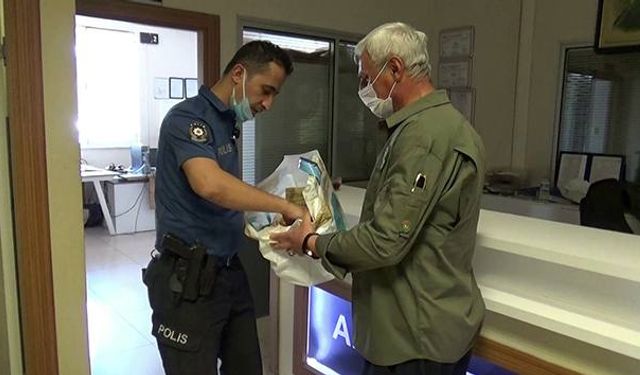 Kızını şehit eden teröristin etkisiz hale getirildiği haberini alan babadan polislere baklava ikramı