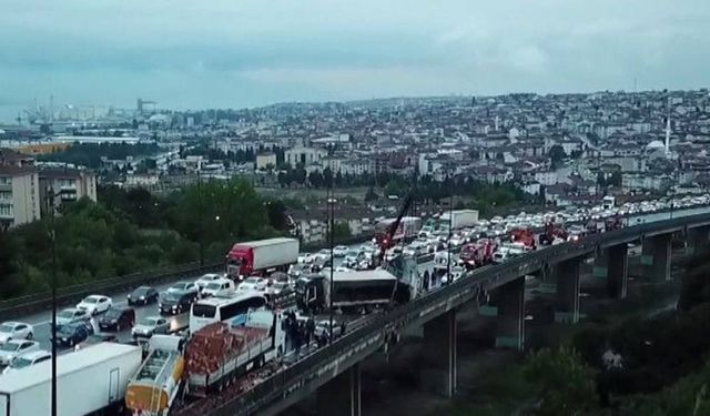 TEM Otoyolu'nda zincirleme kaza: TEM'de çift yönlü trafik durdu