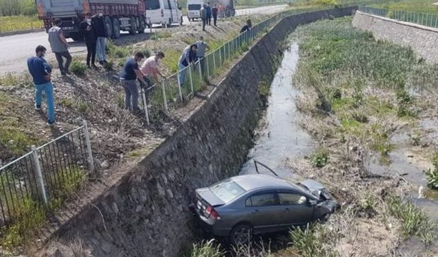 Kafa kafaya çarpışan otomobilden biri dereye uçtu...