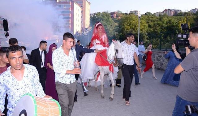 Atalarından kalma at ile gelin alma geleneğini yaşattılar...