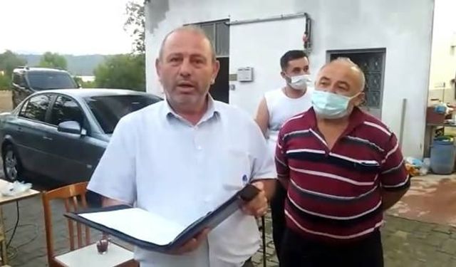 Köy muhtarı, evleri ve tarlaları dolaşıp, vatandaşları aşıya çağırıyor...