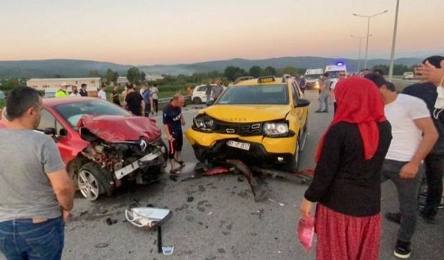 Düzce'de Zonguldak istikametine giden 5 araç toz nedeniyle birbirine girdi... Çok sayıda yaralı var...