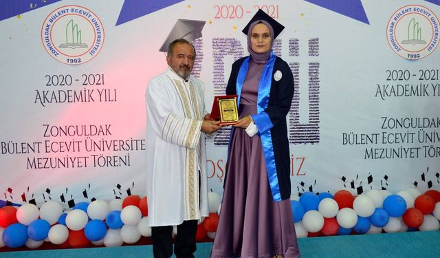 Mezun olan öğrenciler için yemin ve kep atma töreni düzelendi