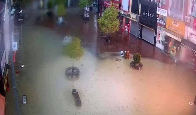 Caddeler göle döndü, dükkanlar sular içerisinde kaldı...