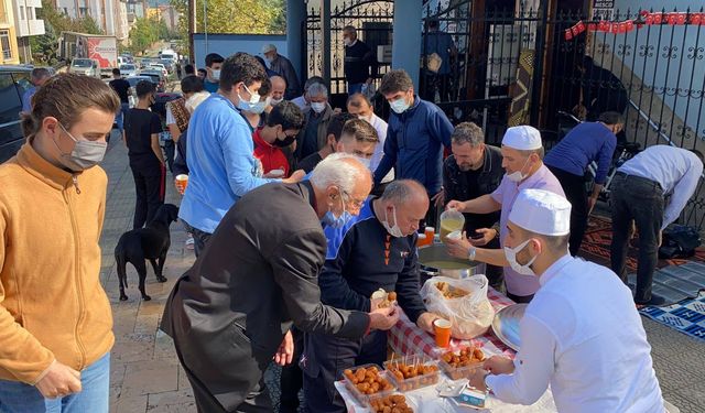 Cuma namazı çıkışında cemaate çorba ve tatlı...