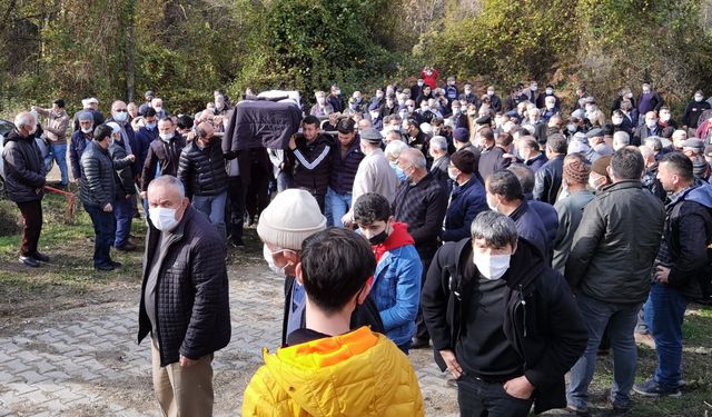 Ormanlık alanda başı kesilmiş halde bulanan emekli madenci son yolculuğuna uğurlandı...