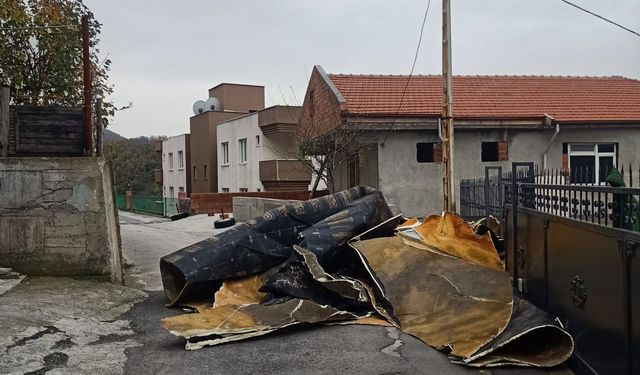 Son Dakika! Zonguldak'ta rüzgar çatı uçurdu!