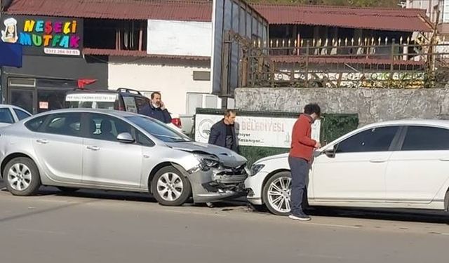 Otomobiller kafa kafaya çarpıştı: 1 yaralı!