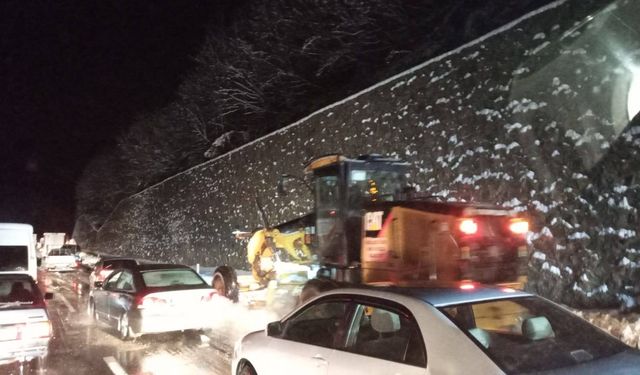 Zonguldak'ta Kar esaretini gösterdi, saatlerce uzun kuyruklar oluştu...