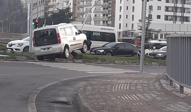 Kozlu'da virajı alamayan sürücü elektrik direğine çarptı