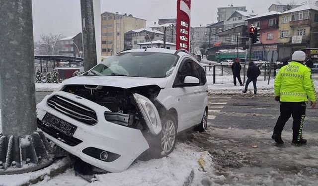 Otomobil elektrik direğine çarptı: 2 yaralı...