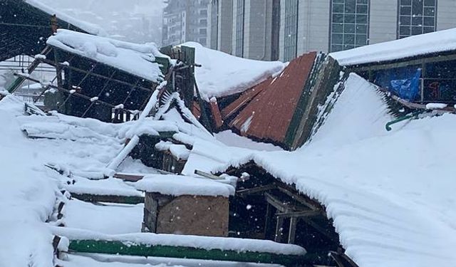 Kozlu Pazaryerinin çatısı çöktü, kapalı olması faciayı önledi...