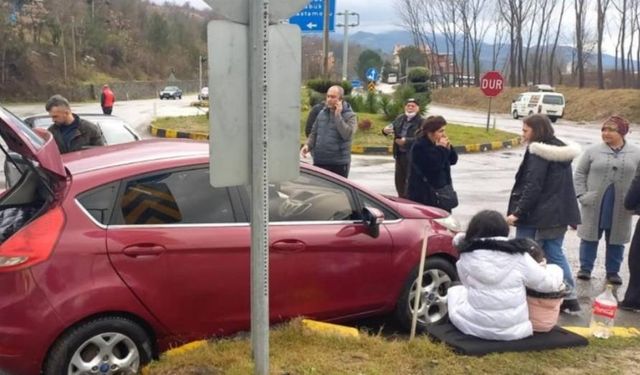 Araçlar kavşakta çarpıştı: 4 yaralı...