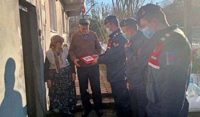 Zonguldak'ta şehit ailesine jandarmadan Türk bayrağı...