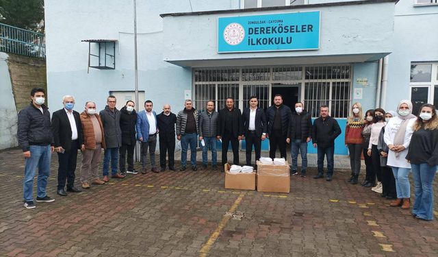 MHP'li İş adamından okullara bot dağıtımı yapıldı.