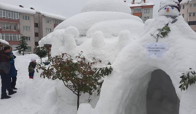 Zonguldak'ta Eskimoların yaşadığı evi yaptılar, çocuklar için hayır topladılar...