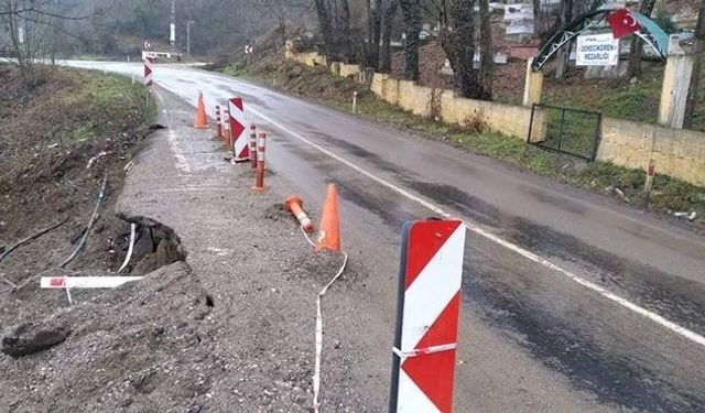 Yol kenarındaki heyelan tehlikeye davetiye çıkarıyor...