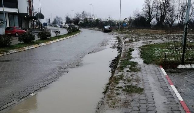 Vatandaşın çamurlu yol tepkisine CHP'li başkandan, ilginç cevap yanıt...