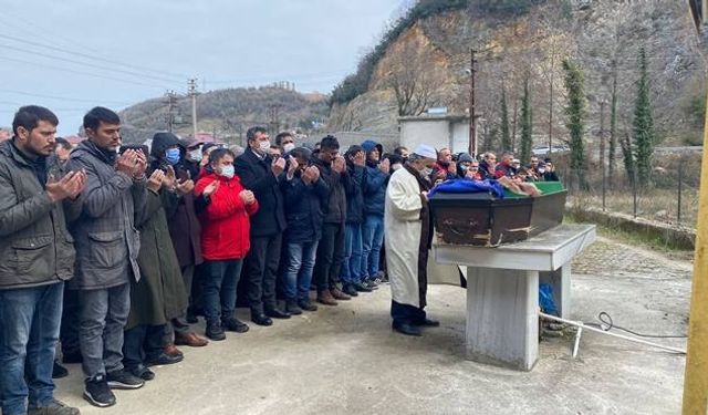 İtfaiye grup amirinin en acı görevi, yangında ölen annesini toprağa verdi...