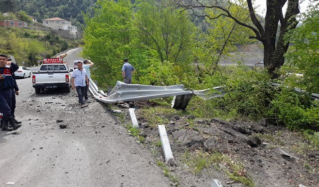 Tırın dorsesinden düşen kepçe ormanlık alana uçtu...