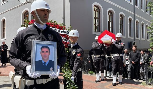 Antalya'da vefat eden polis memuru Çaycuma'da son yolculuğuna uğurlandı...