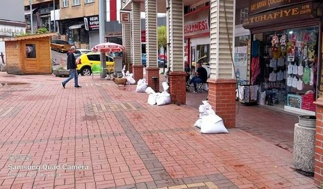 Belediyeden yağışa önlem olarak kum torbası...