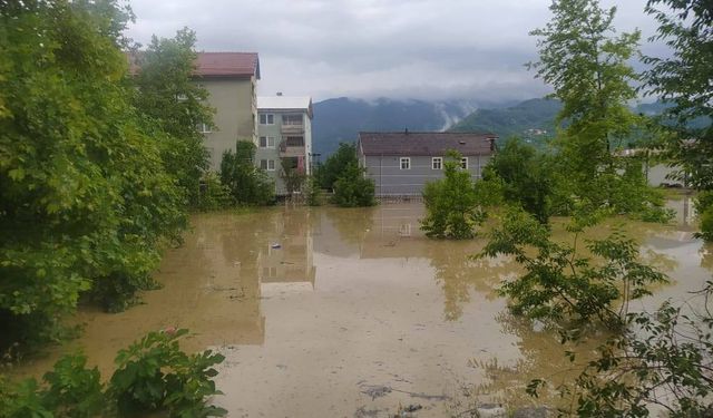 Çökme tehlikesiyle karşı karşıya kalan köprü trafiğe kapatıldı