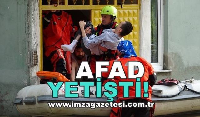 AFAD, sular altında kalan mahallede vatandaşları botla kurtardı
