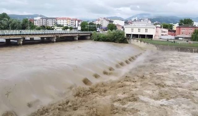 Çaycuma-Bartın yolu sular altında...