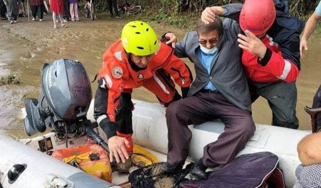 Sel sularında UMKE ve AFAD'dan nefes kesen kurtarma operasyonu...