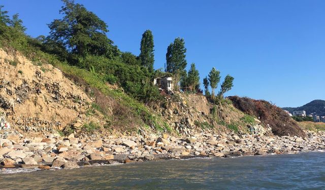 “Deniz manzaralı çöplüğü” ile meşhur Kozlu sahiline halk tepkisi… “ÇOK YAZIK”