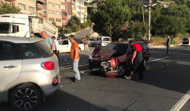 Kozlu'da çarpışan iki otomobil hurdaya döndü: 3 yaralı