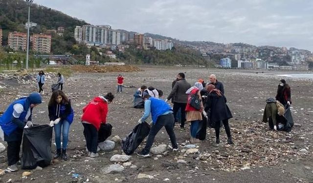 ÇÖP rezaleti Kozlu sahilini perişan ediyor…