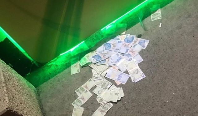 Çaycuma'da ATM'ye fazla yüklenen paralar yola saçıldı...