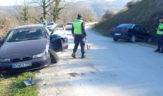 Çaycuma'da iki araç kafa kafaya çarpıştı: 3 yaralı