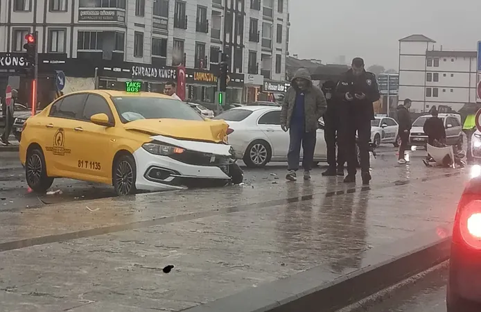 Düzce'de Ticari Taksi ile Otomobil Çarpıştı: 4 Yaralı